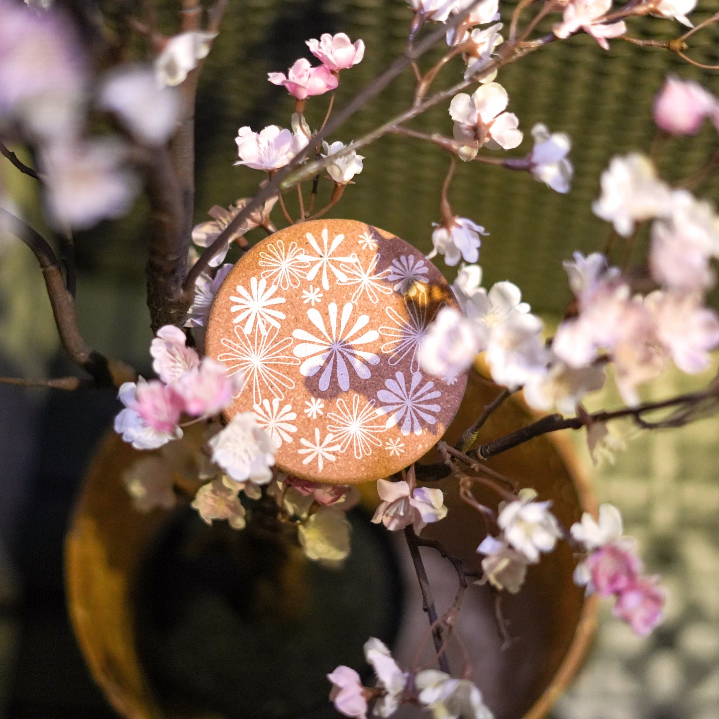 Blossom - Gebloemde zwart-witte onderzetter van kurk